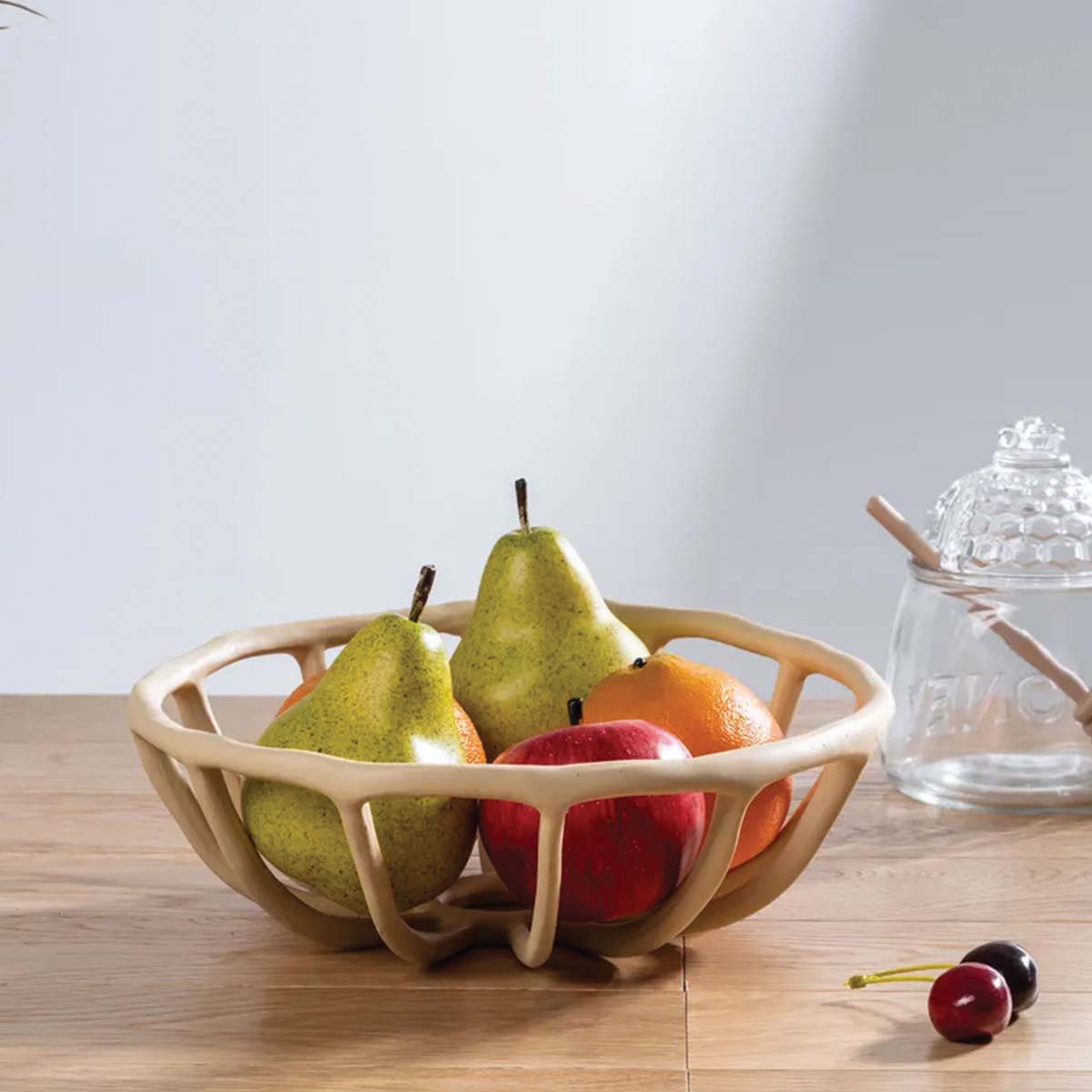 Ciotola elegante e scolpita in resina per frutta per una presentazione raffinata
