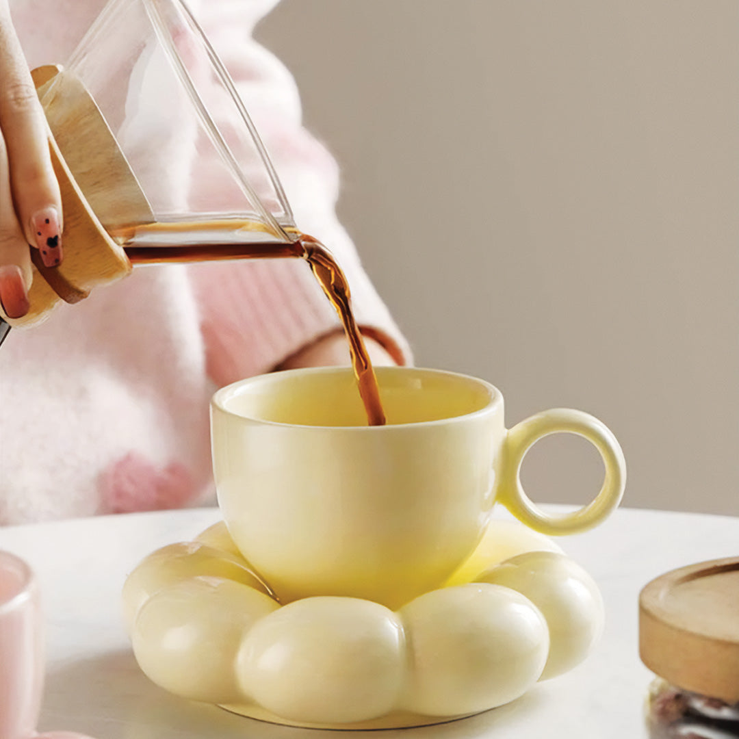 Tazza elegante con girasole e motivo floreale perfetta per una colazione splendida