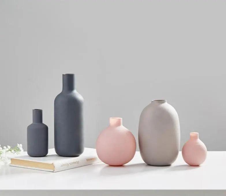 Collezione moderna di vasi in ceramica