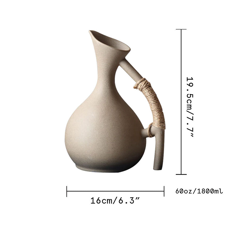 Brocca in ceramica fatta a mano