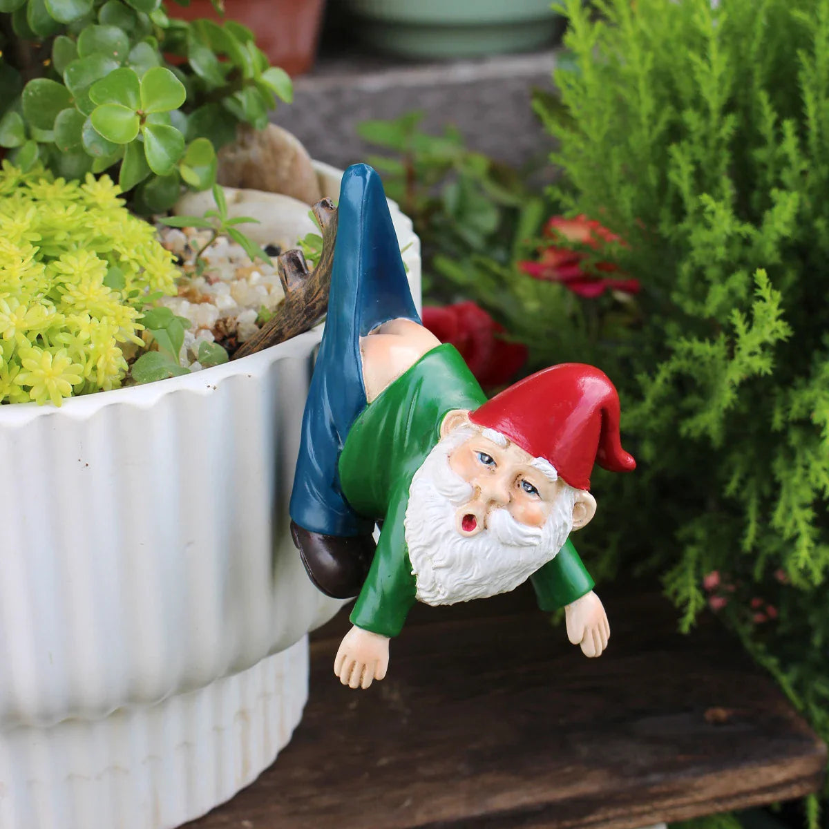 Petronia - Carino appendi vaso da fiori gnomo in resina con pantaloni su un ramo per decorazione da giardino giocosa