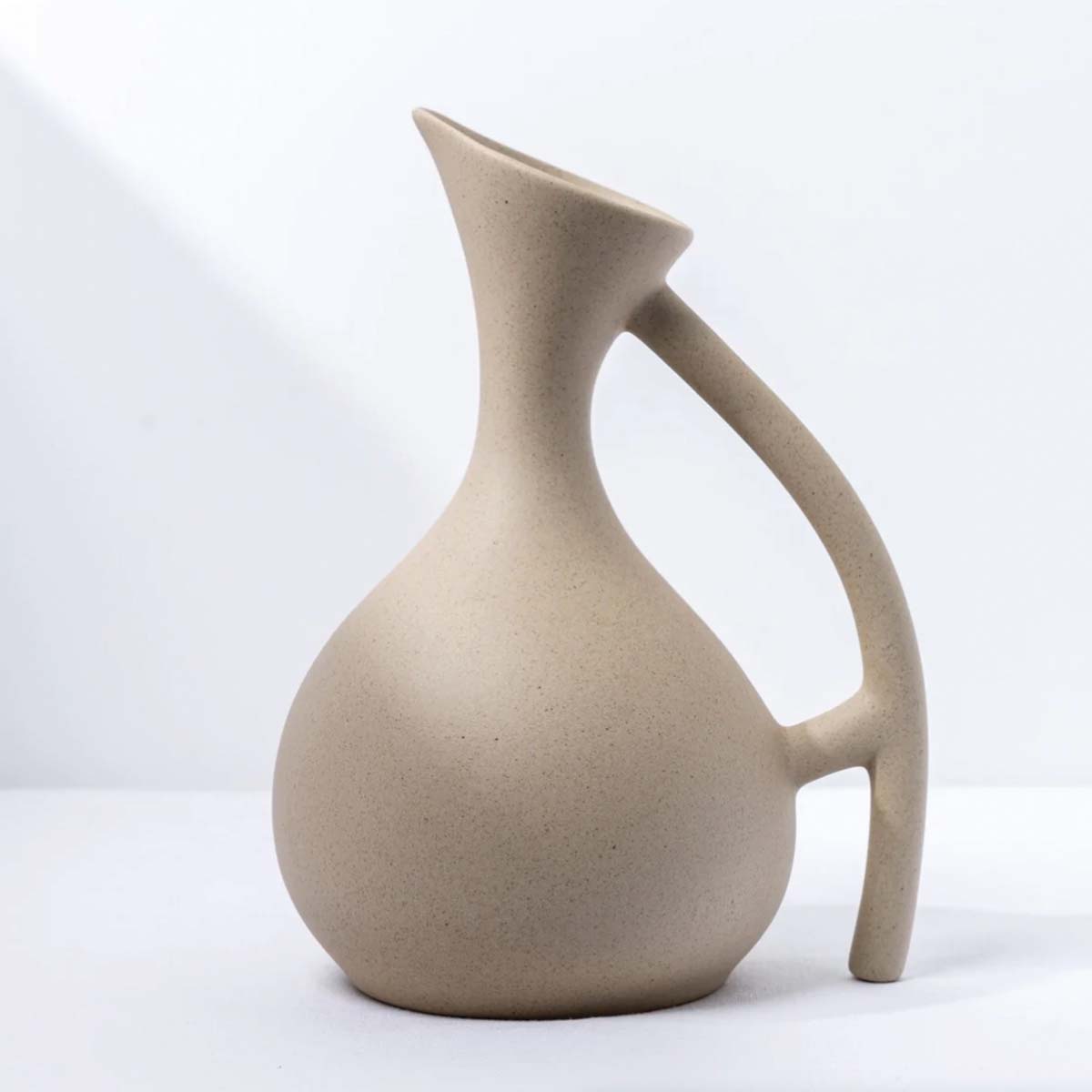 Brocca in ceramica fatta a mano