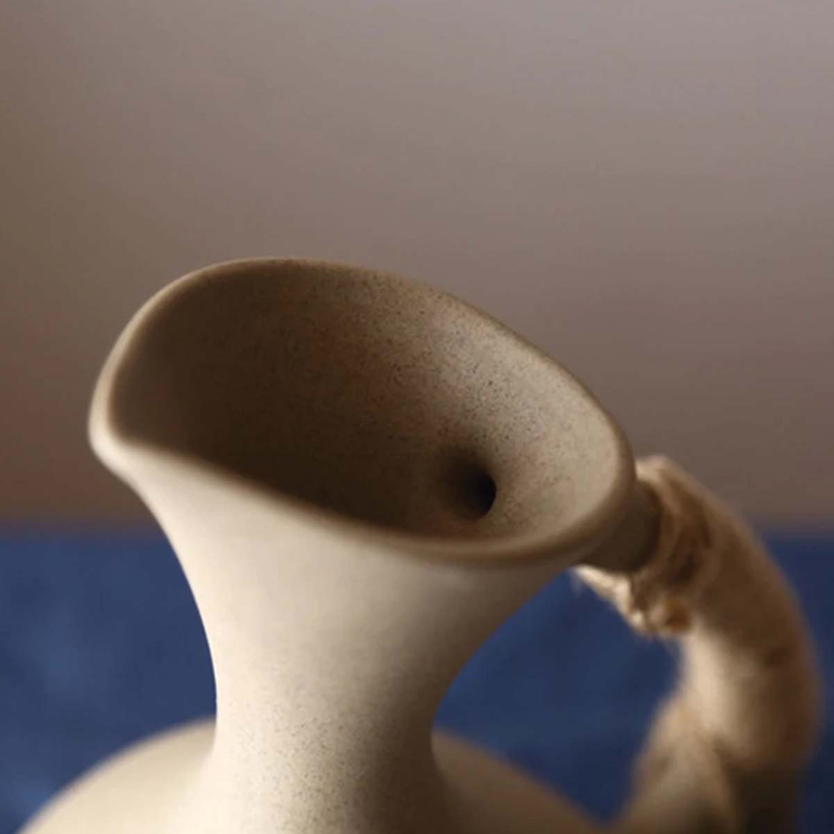 Brocca in ceramica fatta a mano