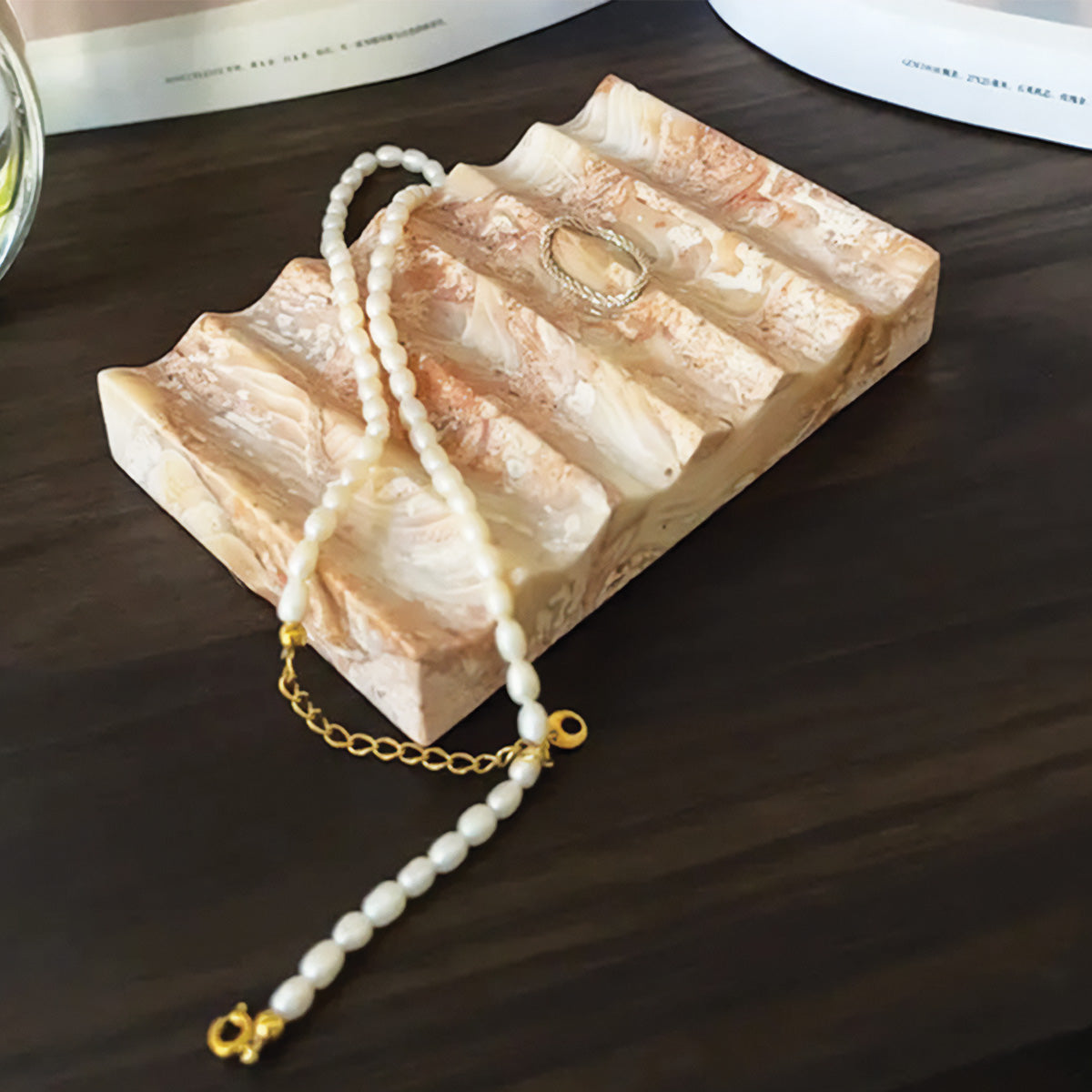 Elegante vassoio in pietra Cannelé | Design raffinato in pietra naturale per una decorazione d'interni sofisticata