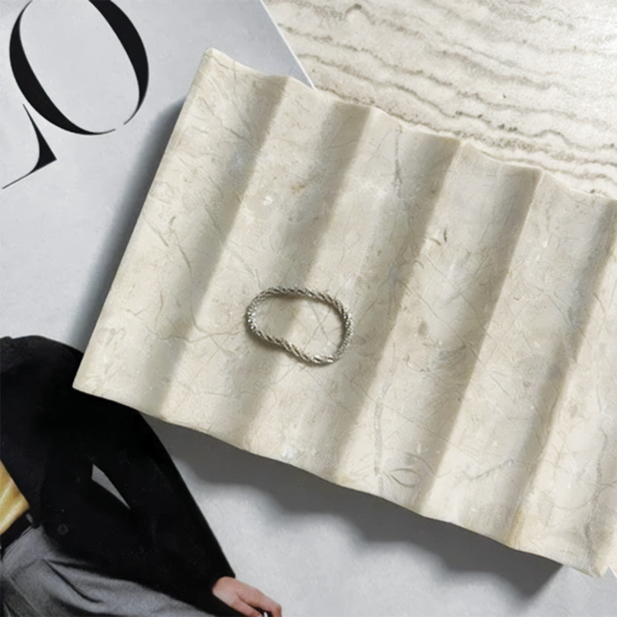 Elegante vassoio in pietra Cannelé | Design raffinato in pietra naturale per una decorazione d'interni sofisticata